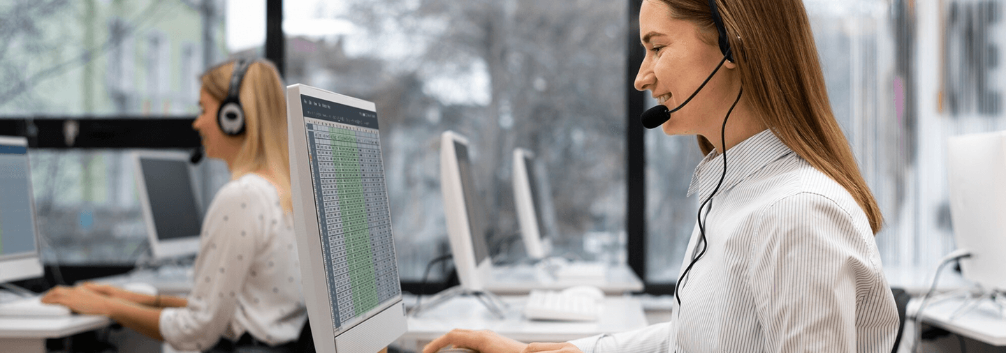 Agentes de soporte al cliente trabajando en un entorno de centro de llamadas